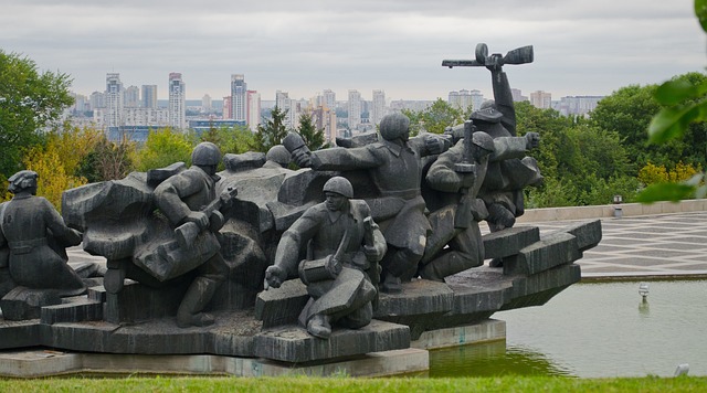 Pomnik stoi koło Centrum Mieroszewskiego